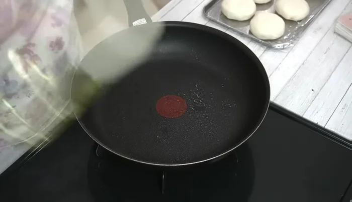 Lightly oil a frying pan. Heat for 30 seconds, then reduce heat to medium.