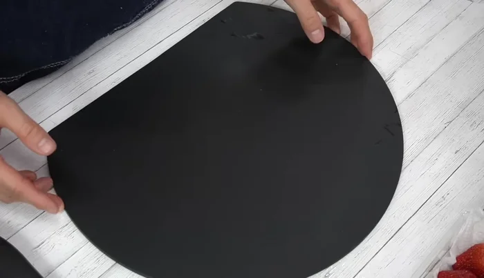 Cut the strawberries into 5-7mm thick rings. Cut the kiwi into 5-7mm wide pieces after peeling. Cut the pineapple into 5-7mm wide pieces.