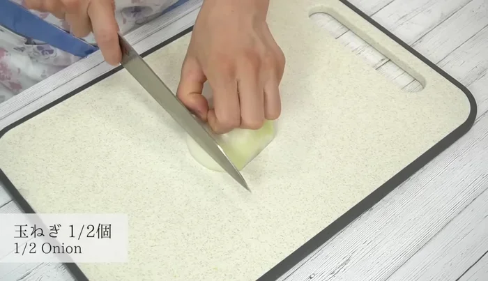 Thinly slice the onion.