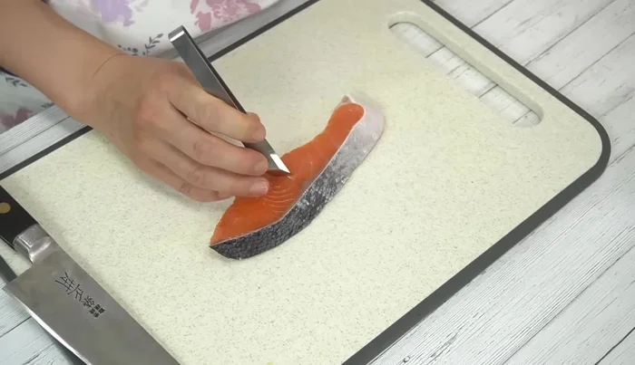 Remove bones from the salmon and cut into 3-4 pieces.