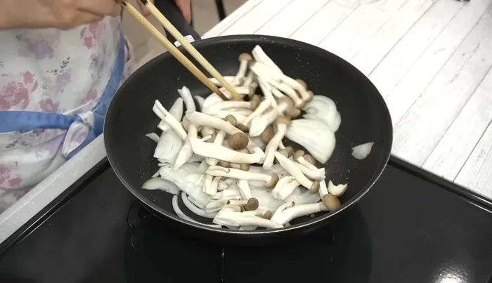 Stir-fry onions and shimeji mushrooms in the remaining oil until cooked.