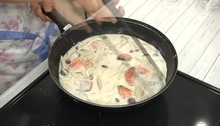 Add the cooked salmon to the sauce and mix.