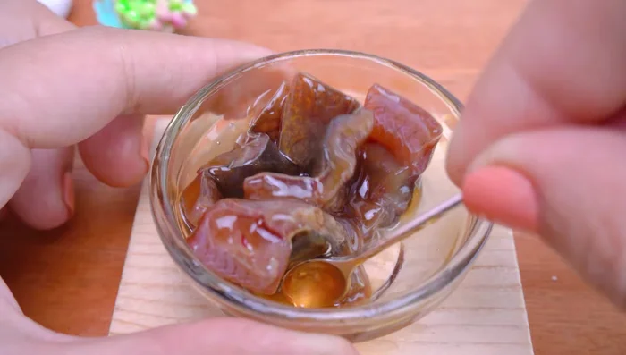 Season the eel with salt, lemon juice, and oyster sauce.
