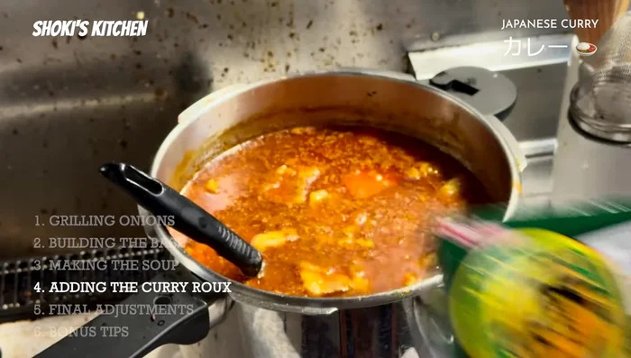 Add Japanese curry roux (adjust amount based on water volume). Let the soup cool to become pasty (this may take a few hours).