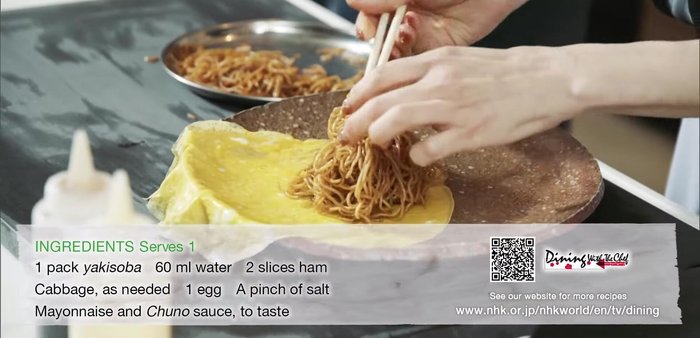 Wrap the yakisoba noodles and cabbage in the omelet.