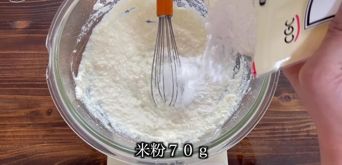 Add 70g of rice flour, 45g of Hokuto, and 5g of baking powder.