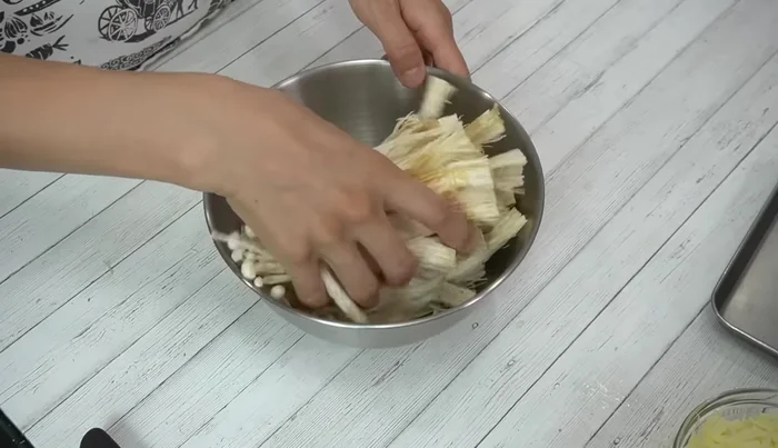 Place the enoki mushrooms in a bowl and mix with noodle soup (or salt and pepper).