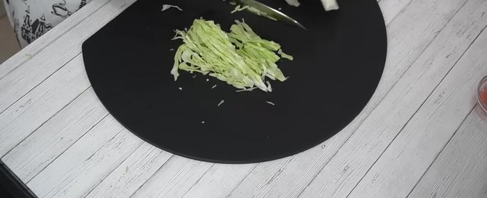 Cut the cabbage into thin 5mm strips.