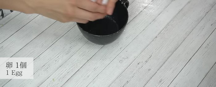Crack the egg into a mug and mix well.