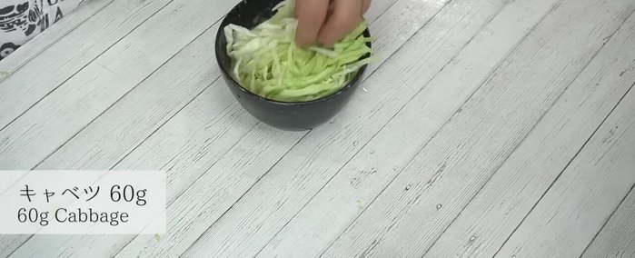 Add the cabbage, red ginger, and tempura scraps. Mix well.