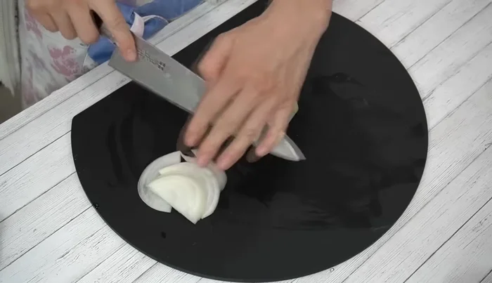 Thinly slice onions, removing the core.