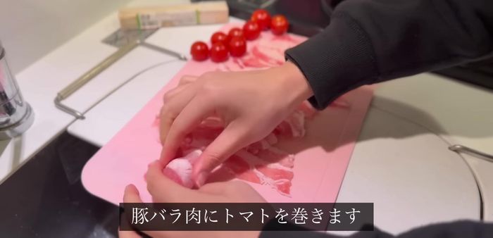 Wrap cherry tomatoes around pork belly. Cut long pork belly in half if needed. Put 3 pieces on a skewer, apply oil, and grill until browned. Turn, cover, and steam for 3 minutes. Add salt and grated rice.