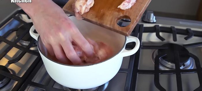 Place the chicken, onions, garlic, and green onion in a pot (202.36).