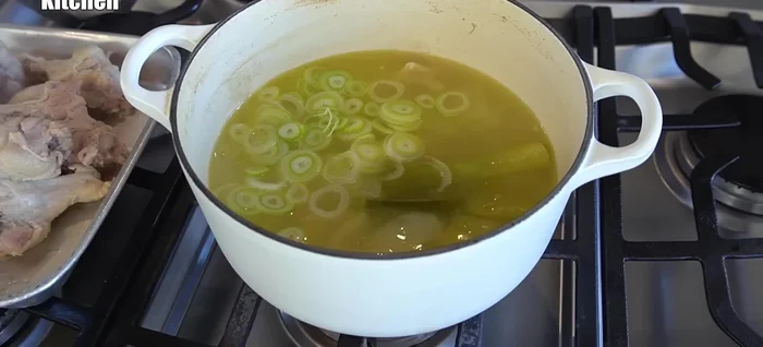 Add the remaining green onions to the soup for fragrance (488.72).