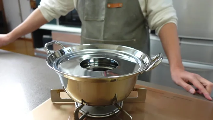 Boil plenty of water in a pot. Once boiling, place the Seiro on top and steam for 15 minutes over medium to high heat. This helps to season the bamboo.