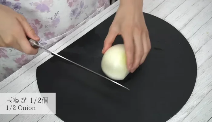 Slice the onion into approximately 5mm wide pieces. Remove the core before slicing.