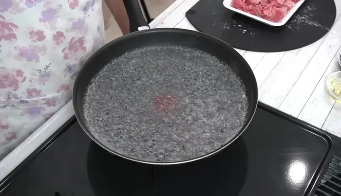 Fill a frying pan with water and bring it to a boil. Add the beef, reduce heat to medium, and loosen the meat to prevent lump formation.