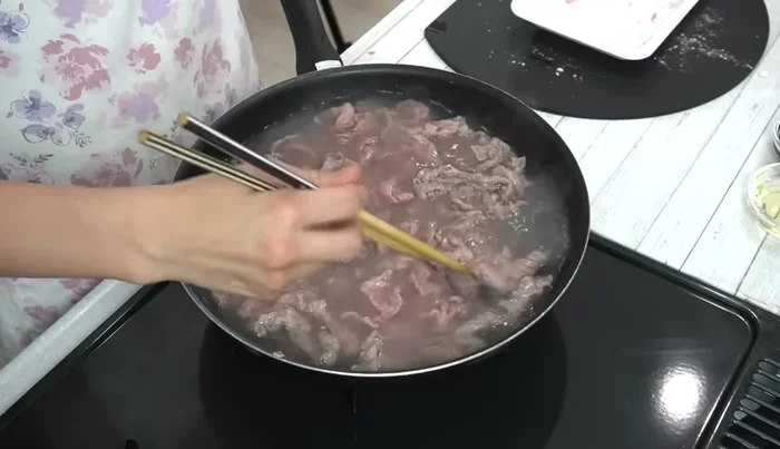 Once boiling, turn off the heat and drain the water to remove excess odor. The meat is now parboiled.