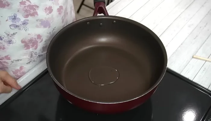 Heat salad oil in a frying pan over medium heat. Add the ginger and cook until fragrant.