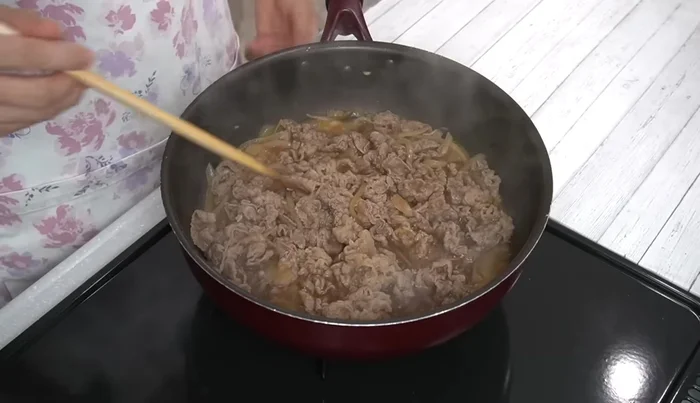 Turn off the heat after 5 minutes. The beef bowl is ready to be served.