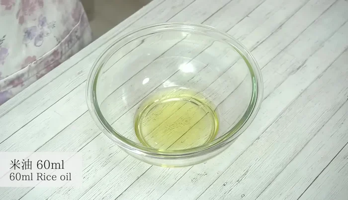 Warm rice oil in the microwave (600W, 1 minute).
