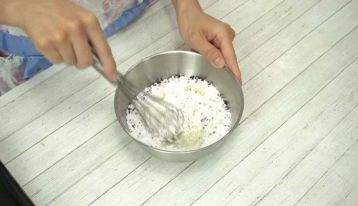 Combine almond powder, powdered sugar, and instant coffee. Mix well.