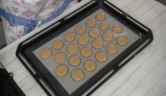 Let the macarons rest for 30-35 minutes, until they don't stick to your finger.