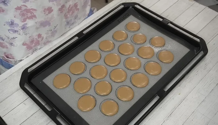 Bake macarons: 180°C for 3 minutes, then reduce to 140°C for 12 minutes. Total baking time: 15 minutes.