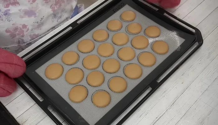 Let the macarons cool completely.
