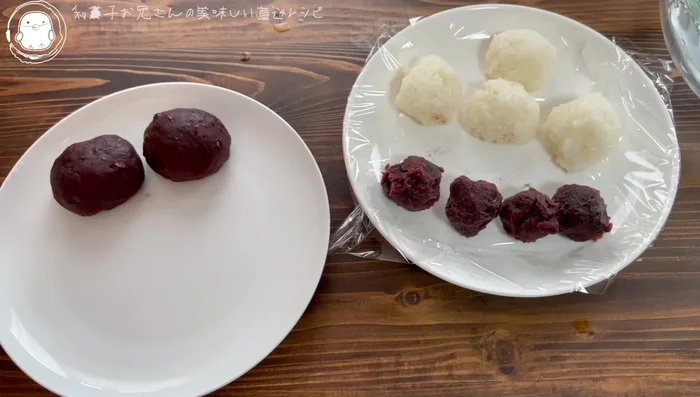 For the kinako and sesame botamochi, prepare the kinako mixture (kinako and sugar) and sesame seed mixture (sesame seeds and sugar).