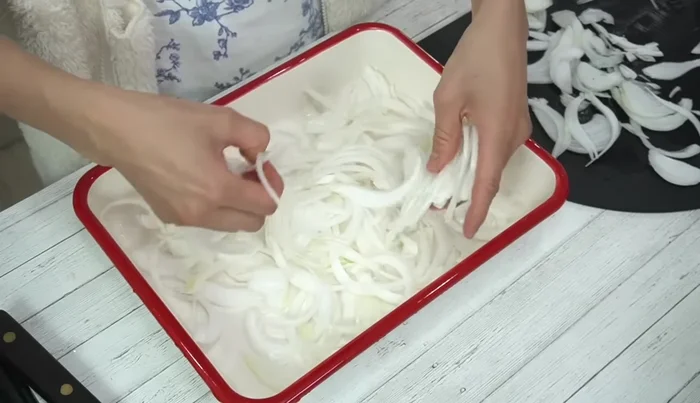 Place the sliced onions on a tray and spread them out to air for about an hour, occasionally mixing them. This removes excess spiciness.