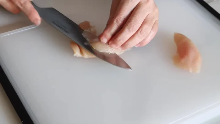 Cut chicken into bite-sized pieces. Marinate with salt and sake for a few minutes.