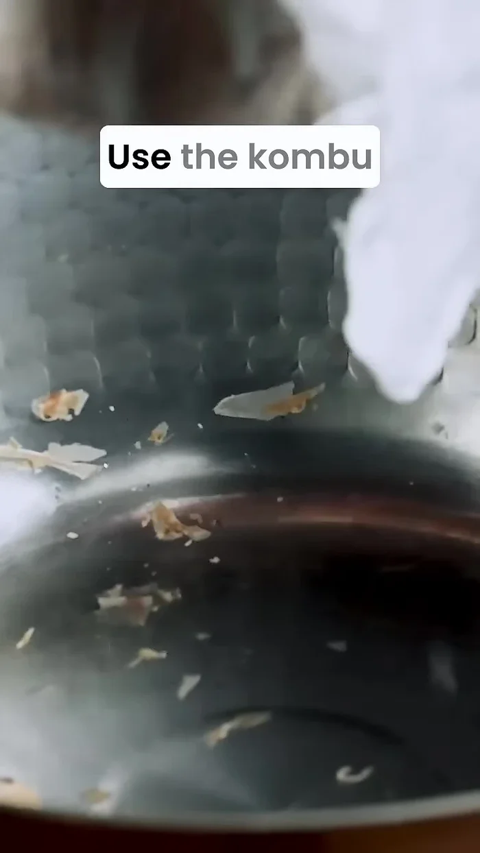 For a second extraction, return the kombu and bonito flakes from the first dashi to the pot. Add 1 liter of fresh water and another handful of fresh bonito flakes.