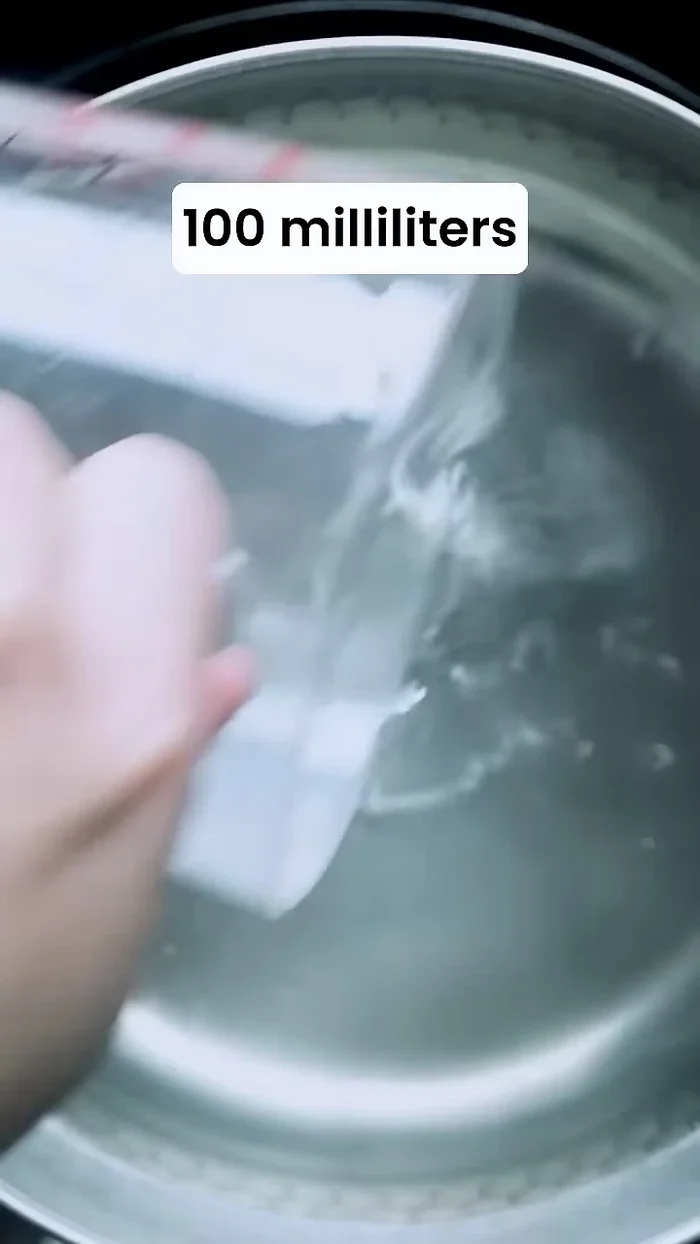 Pour in 100ml of cold water to lower the temperature. Reduce heat to the lowest setting.