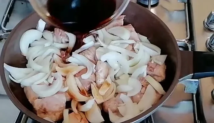 Add the sauce to the fried chicken.