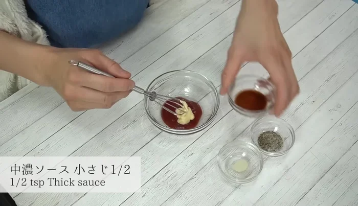 Prepare the sauce: Mix ketchup, mayonnaise, Worcestershire sauce, grated garlic, and black pepper in a bowl.