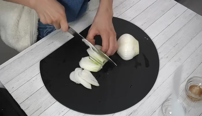 Cut the onions in half, remove the core, and slice into 3-5mm widths.