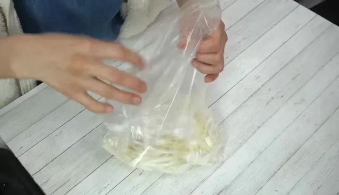 Combine the onions, potatoes, melted cheese, curry consommé, salt, pepper, potato starch, and potato powder in a plastic bag or bowl. Shake to mix well.