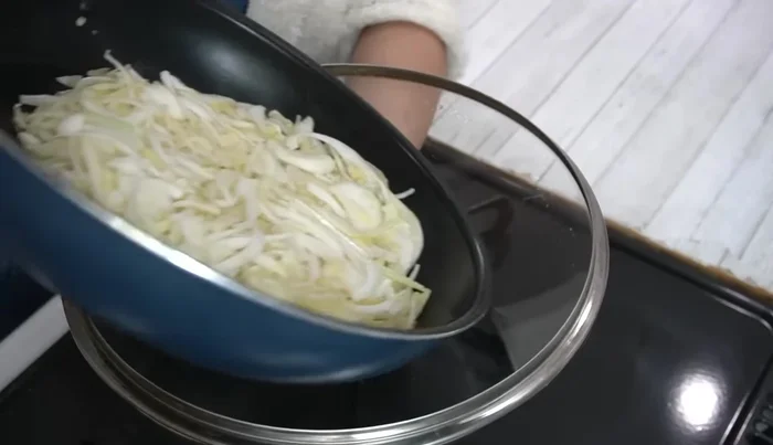 Carefully flip the onion yakitori. Continue cooking over low heat, pressing down firmly with a spatula, until both sides are browned and crispy.
