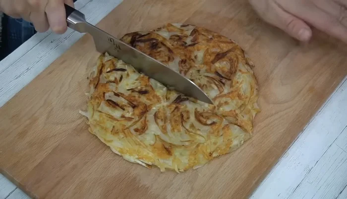 Cut the onion yakitori into bite-sized pieces.