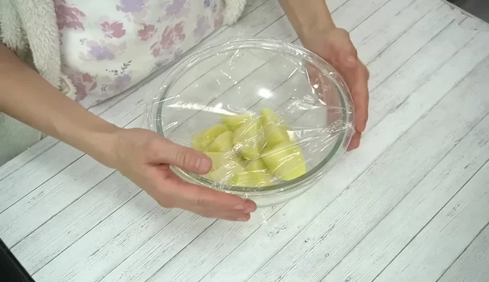 Drain water and loosely cover with plastic wrap, leaving an opening for air. Microwave at 600W for 6 minutes (123.399).