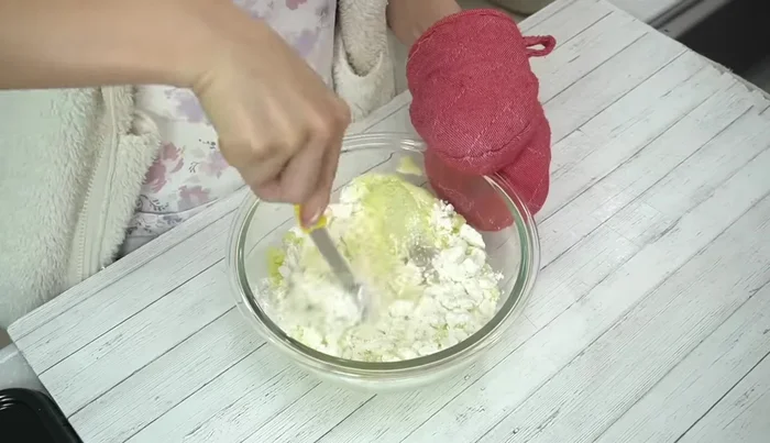 Add weak flour, potato starch, salt, and green seaweed. Mix until well combined (192.92).