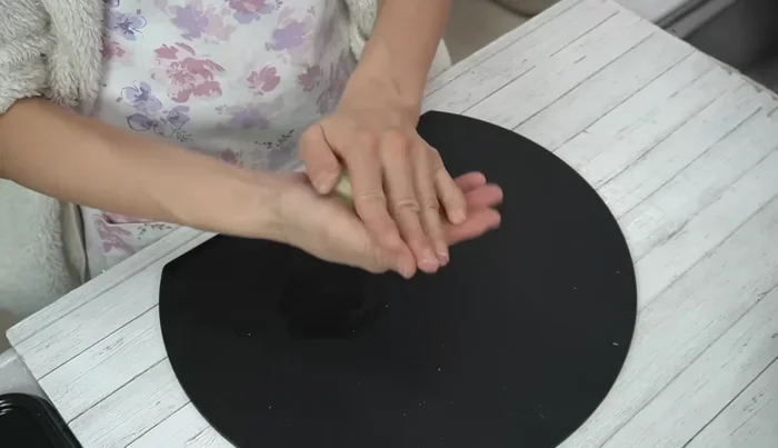 Remove air from dough, shape into a rod, cut into 2cm wide sticks (265.4).
