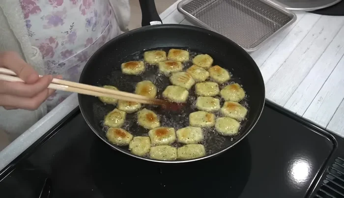 Continue frying for about 5 minutes, until golden brown and crispy (450.4).