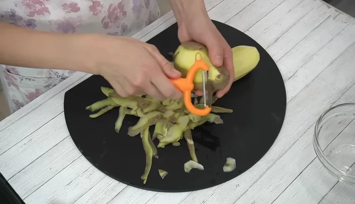 Peel and cut potatoes into pieces. Remove any eyes. Soak in water for 5 minutes (92.2).