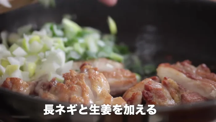 Stir-fry grated ginger in the chicken oil, then add green onions and stir-fry until softened.