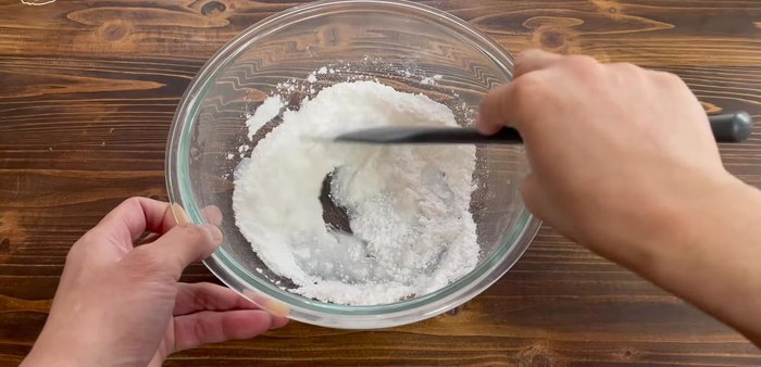 Add 25g of water and mix until a dough forms. The dough should be one lump.