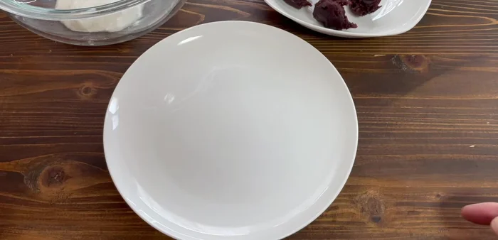 Prepare a plate lined with cooking paper or plastic wrap.