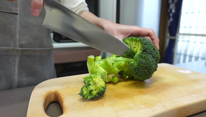 Cut broccoli: Use a knife to break the stem into small pieces. Make a cross cut at the tip and tear it open (111.159). Avoid cutting into the bud part (138.92). Cut the outer skin of the stem for easier eating (151.12).