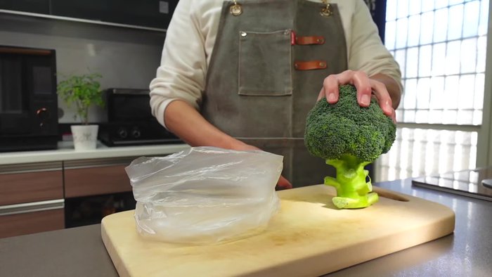 Stir-fry: Stir-fry broccoli and pork with the prepared sauce.